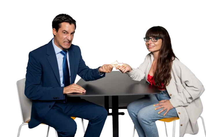 Hombre enfadado y mujer sonriente tirando de un billete de 50 euros en una escena de la obra de teatro El crédito