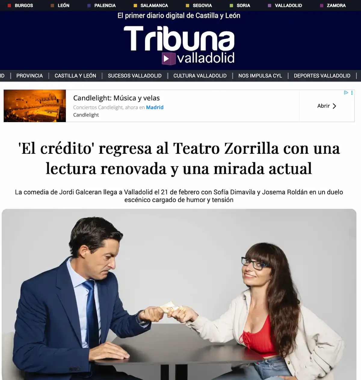 Noticia de Tribuna Valladolid sobre la comedia El crédito con dos actores sujetando un billete sobre una mesa.